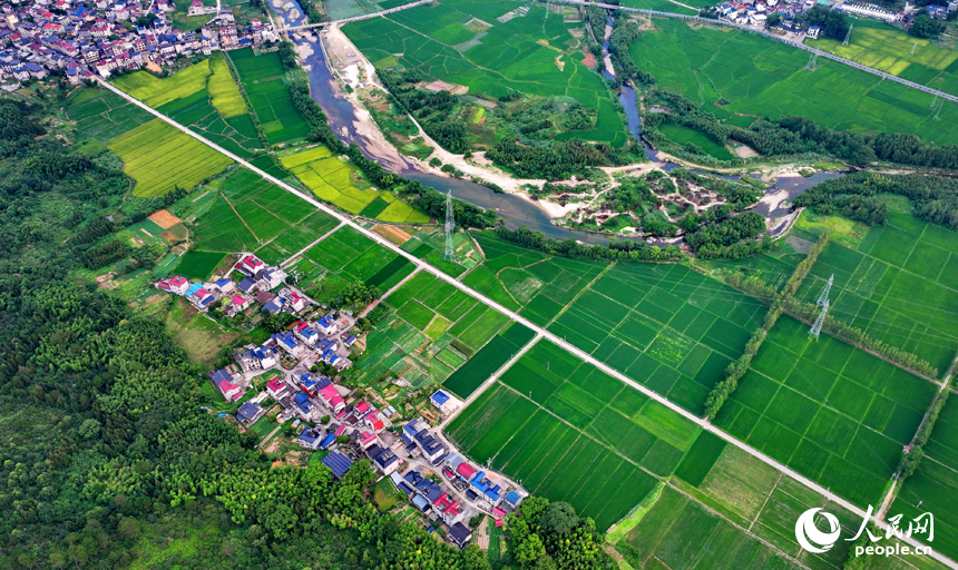 德興市大茅山鎮(zhèn)南溪村，層巒疊嶂、河流蜿蜒、阡陌縱橫。人民網(wǎng) 朱海鵬攝