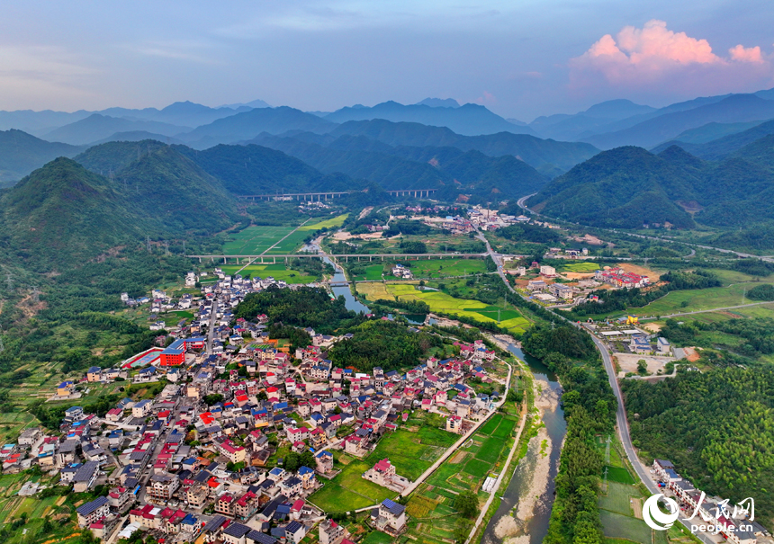 德興市大茅山鎮(zhèn)南溪村，層巒疊嶂、河流蜿蜒、阡陌縱橫。人民網(wǎng) 朱海鵬攝