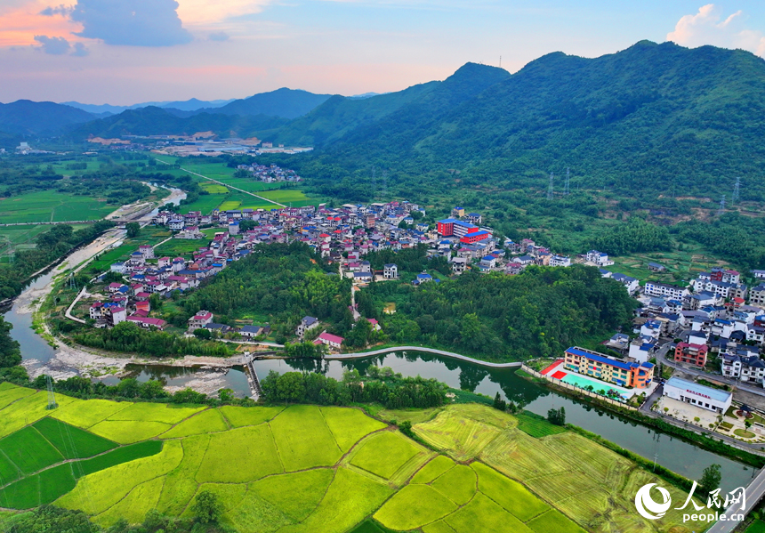 德興市大茅山鎮(zhèn)南溪村，層巒疊嶂、河流蜿蜒、阡陌縱橫。人民網(wǎng) 朱海鵬攝