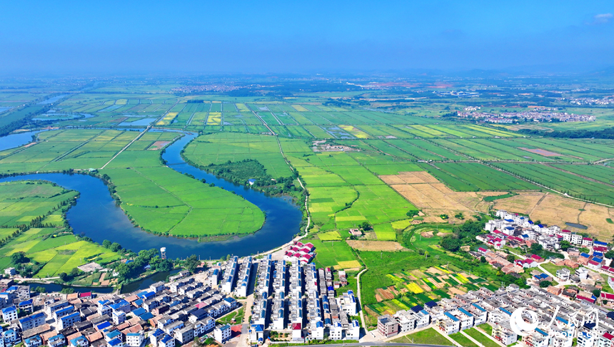 吉安市吉水縣楓江鎮(zhèn)小江村，一棟棟村居民房與田園、河流、綠樹相映成景。人民網(wǎng) 朱海鵬攝