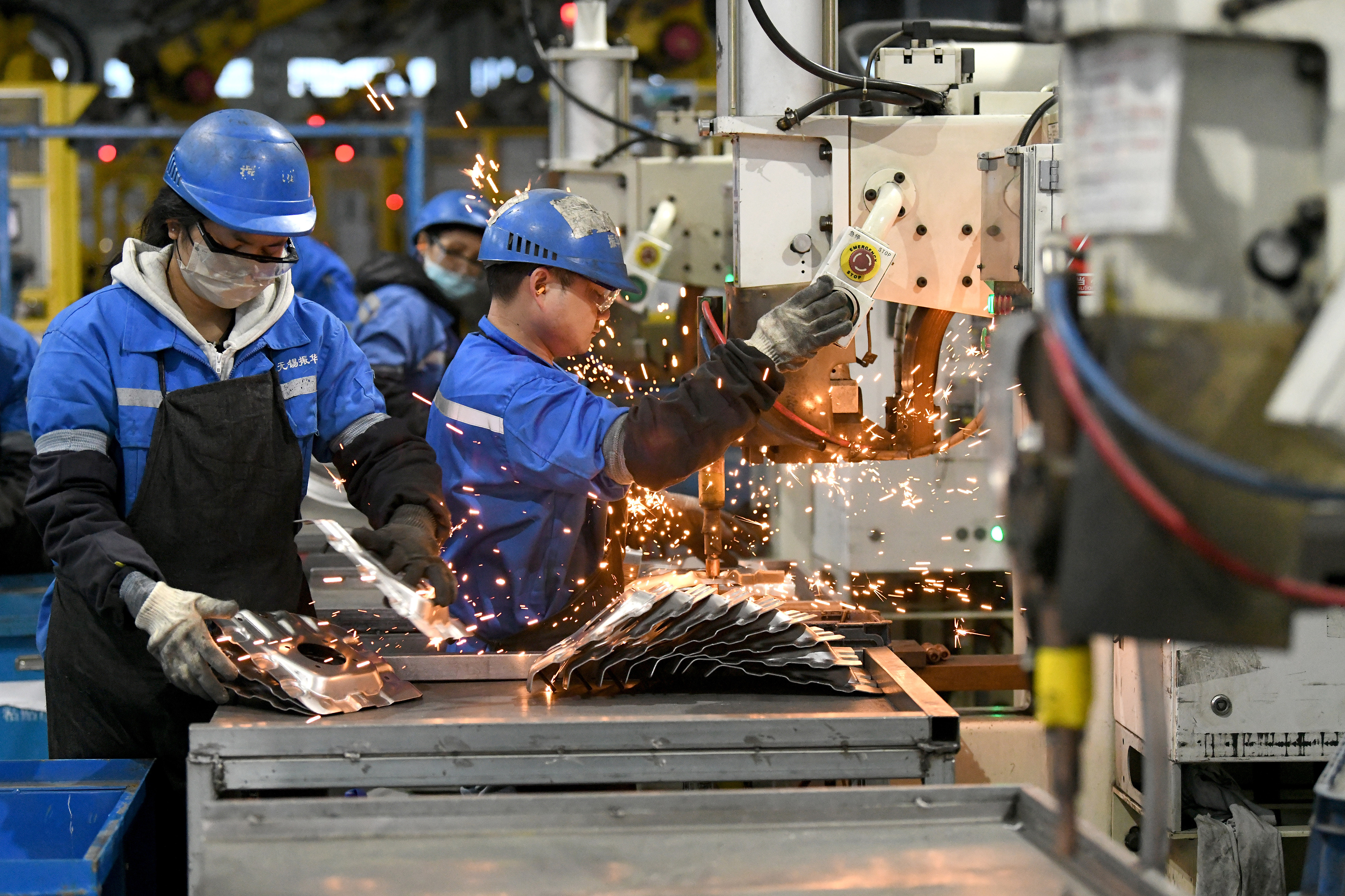 2023年2月7日，福建省寧德市蕉城區(qū)一家汽車零部件生產(chǎn)企業(yè)的生產(chǎn)線上一派繁忙景象。