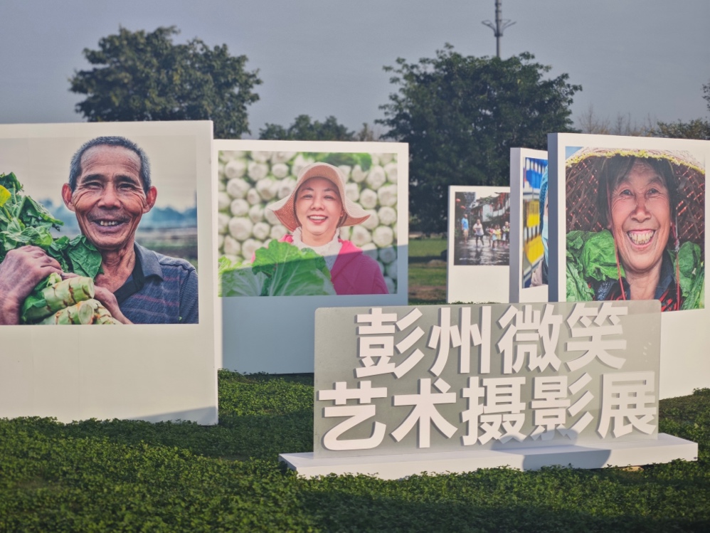 一群人在草地上

中度可信度描述已自動生成