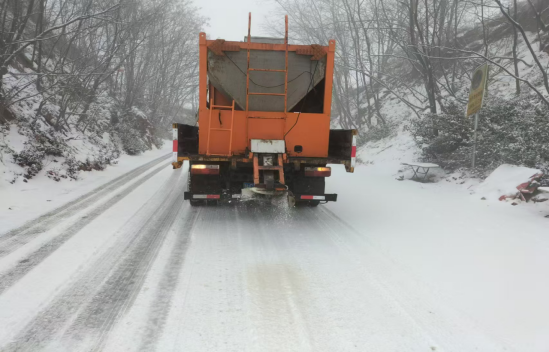 迎战风雪 凤翔交通除雪保畅进行时(图2)