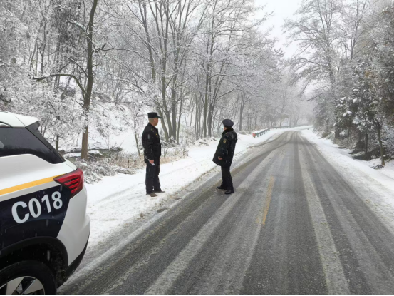 迎战风雪 凤翔交通除雪保畅进行时(图3)