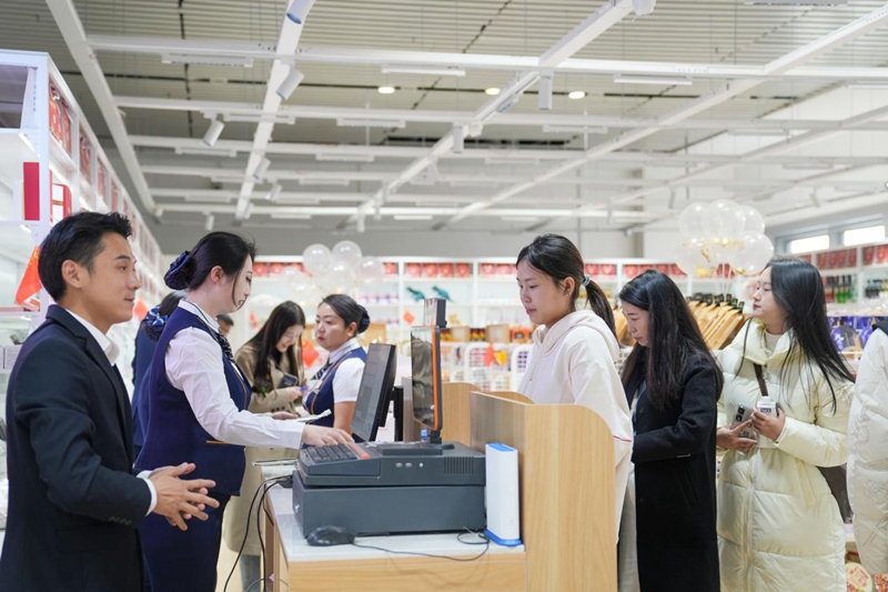 中欧班列进口商品店。中国铁路西安局供图