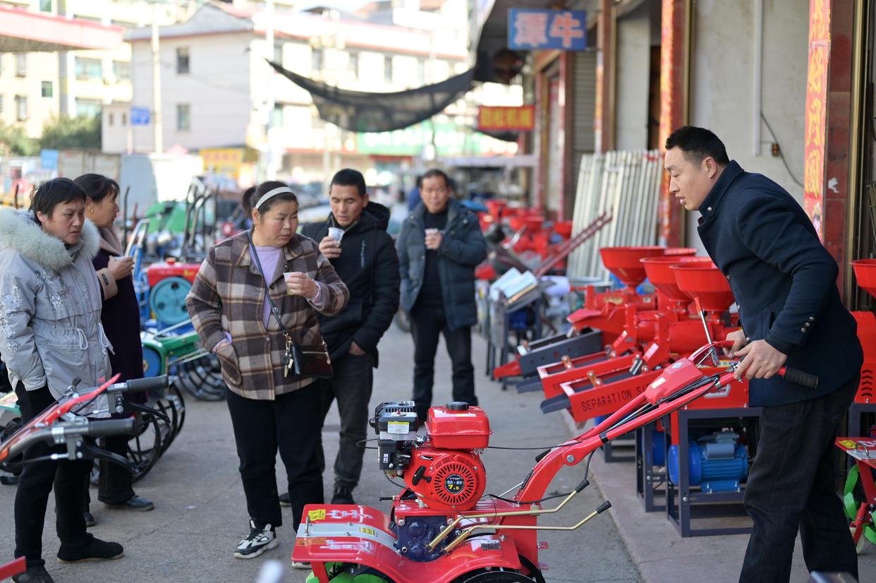 2月9日，在湖南省婁底市雙峰縣農(nóng)機(jī)市場(chǎng)，農(nóng)戶在選購(gòu)小農(nóng)機(jī)。新華社發(fā)（李建新攝）