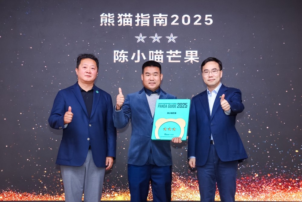 人們站在一起合影

中度可信度描述已自動(dòng)生成