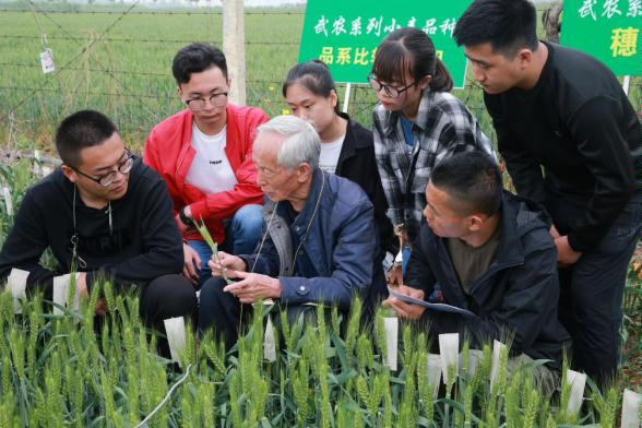 1.深化学习“赵瑜精神”活动，引导学生锤炼品格奉献祖国