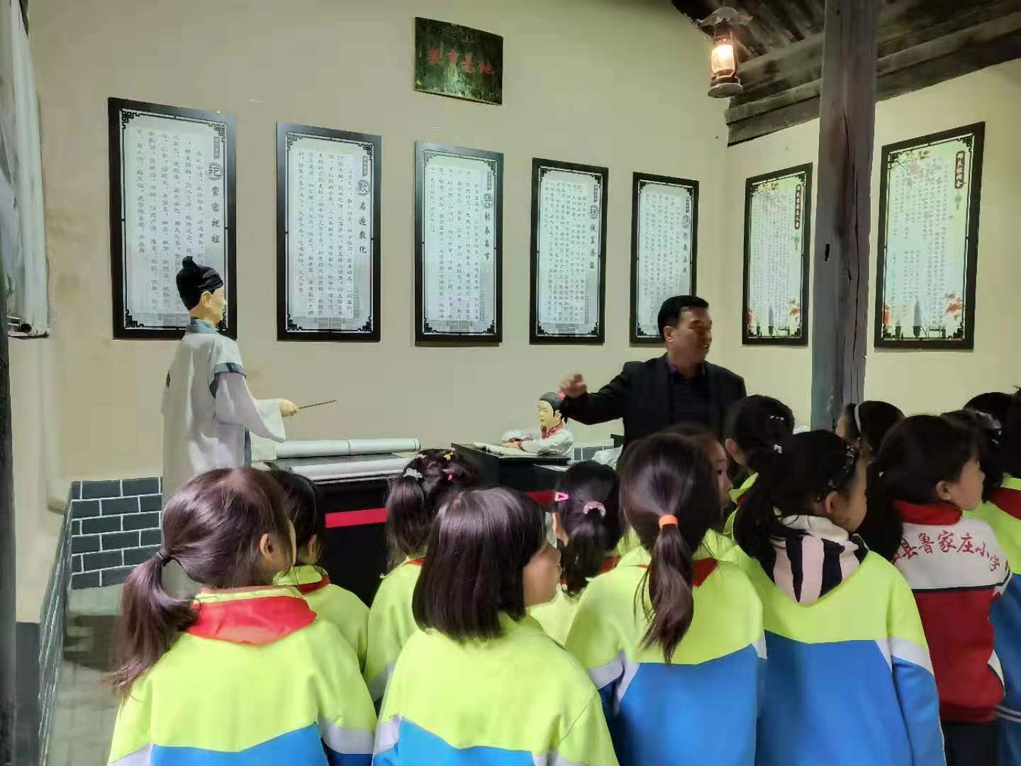 2024年5月13日蒲村镇组织镇新时代文明实践所志愿者在蒲村村开展“文明礼仪村规民约宣传活动 (2)