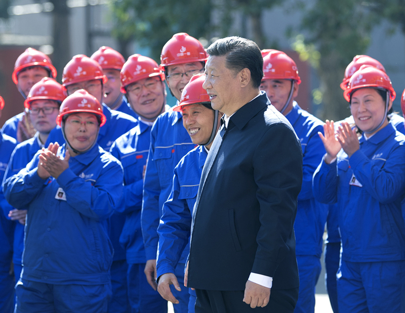 2018年9月26日，在中國一重集團(tuán)，習(xí)近平總書記走到工人中間，同大家親切交流。