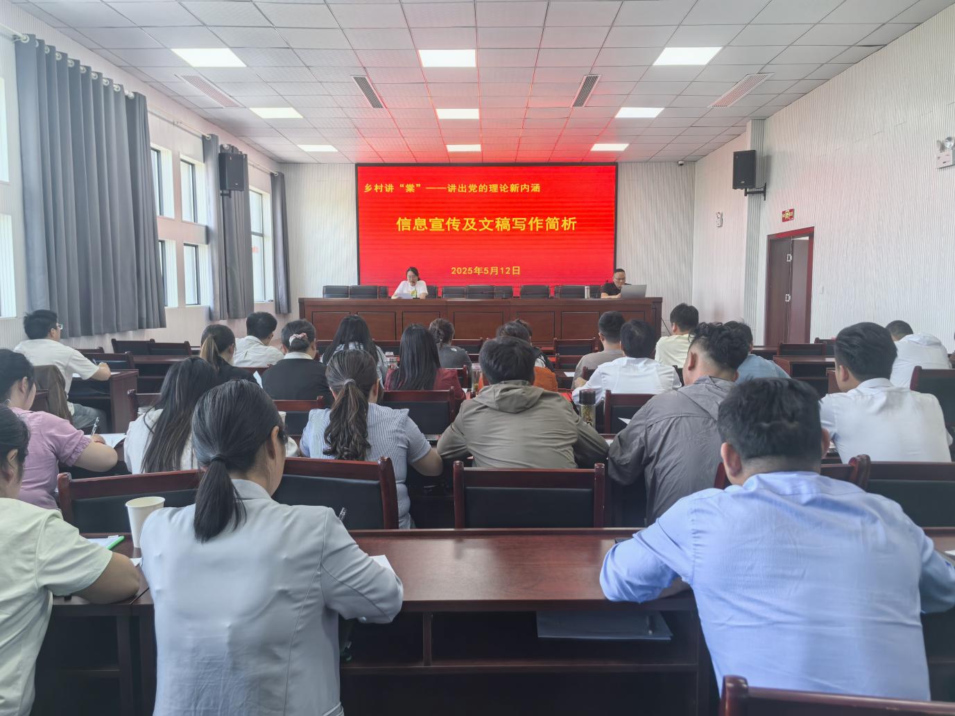 -講出黨的理論新內(nèi)涵
