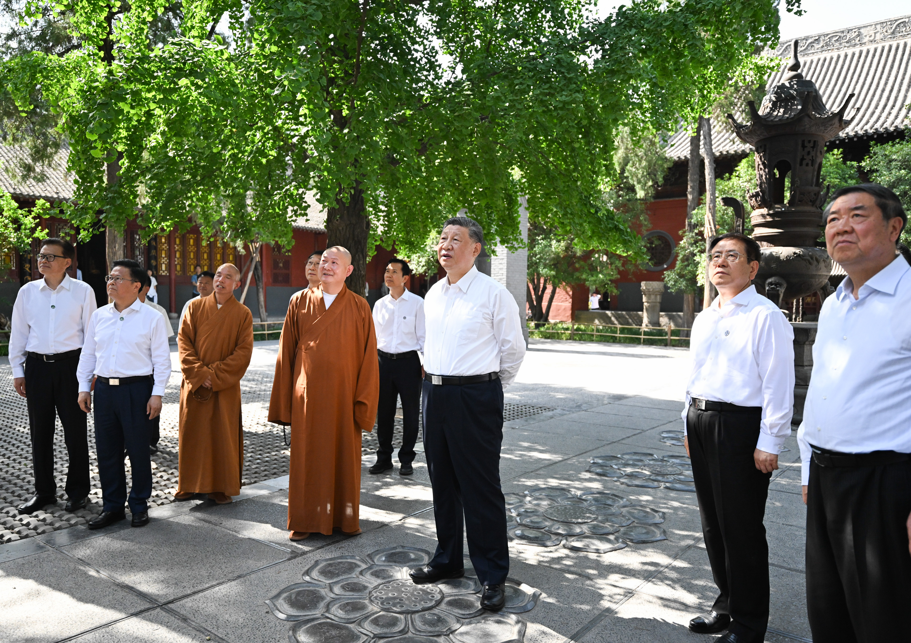 5月19日至20日，中共中央總書(shū)記、國(guó)家主席、中央軍委主席習(xí)近平在河南考察。這是19日下午，習(xí)近平在洛陽(yáng)白馬寺考察。新華社記者 燕雁 攝