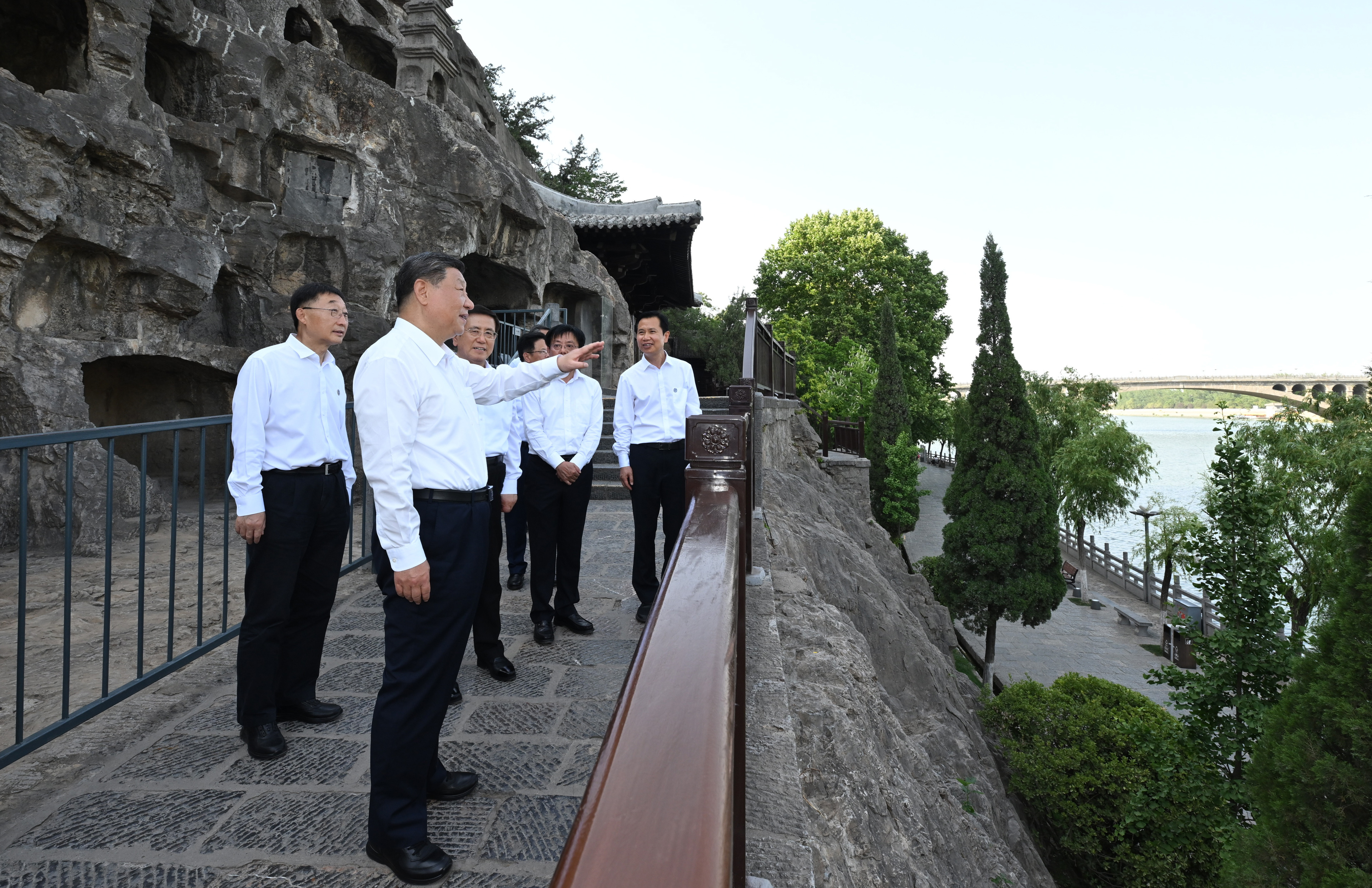 5月19日至20日，中共中央總書(shū)記、國(guó)家主席、中央軍委主席習(xí)近平在河南考察。這是19日下午，習(xí)近平在洛陽(yáng)龍門(mén)石窟考察。新華社記者 謝環(huán)馳 攝
