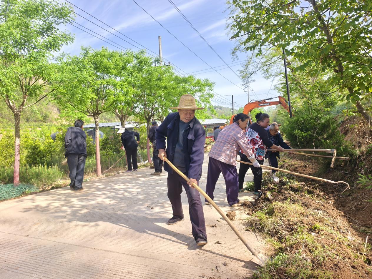 齊心協(xié)力修整道路邊溝 宋海濤 攝