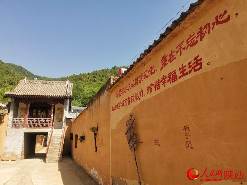 掛在墻上的傳統(tǒng)農(nóng)具。人民網(wǎng) 王麗攝