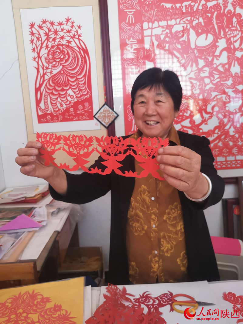 侯雪昭剪的“抓髻娃娃”。人民網(wǎng) 王麗攝