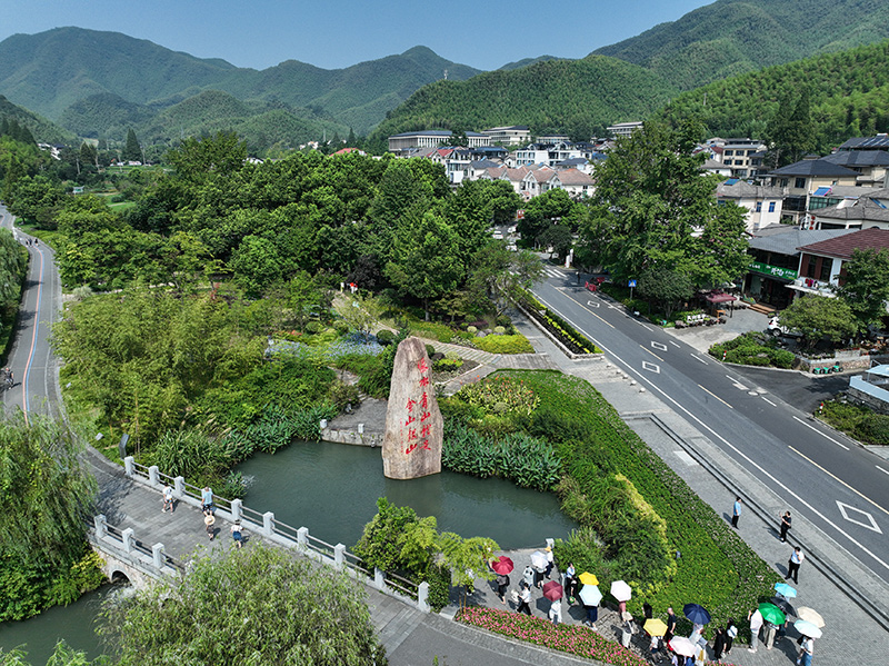 2023年8月11日，游客在浙江安吉余村參觀。