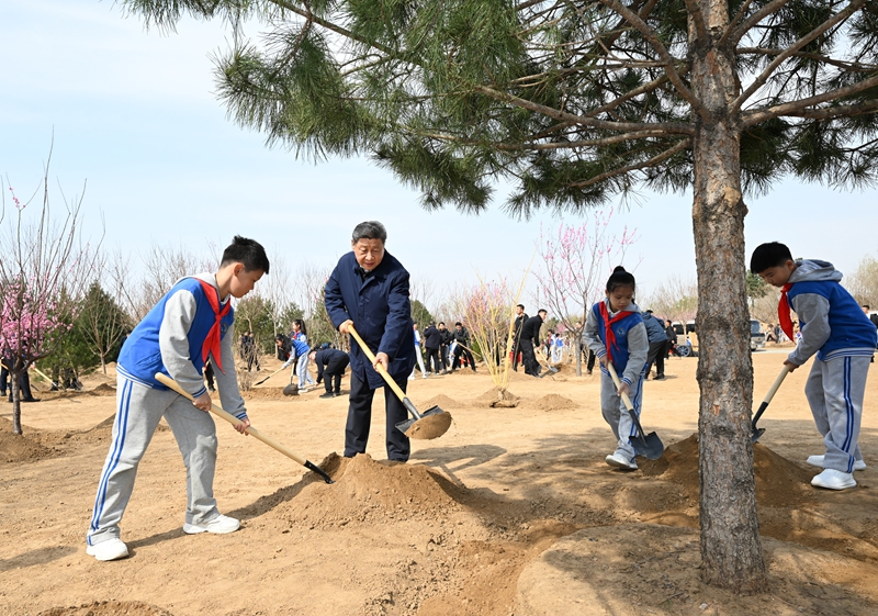 2025年4月3日，習(xí)近平總書記來到北京豐臺區(qū)永定河畔參加首都義務(wù)植樹活動。