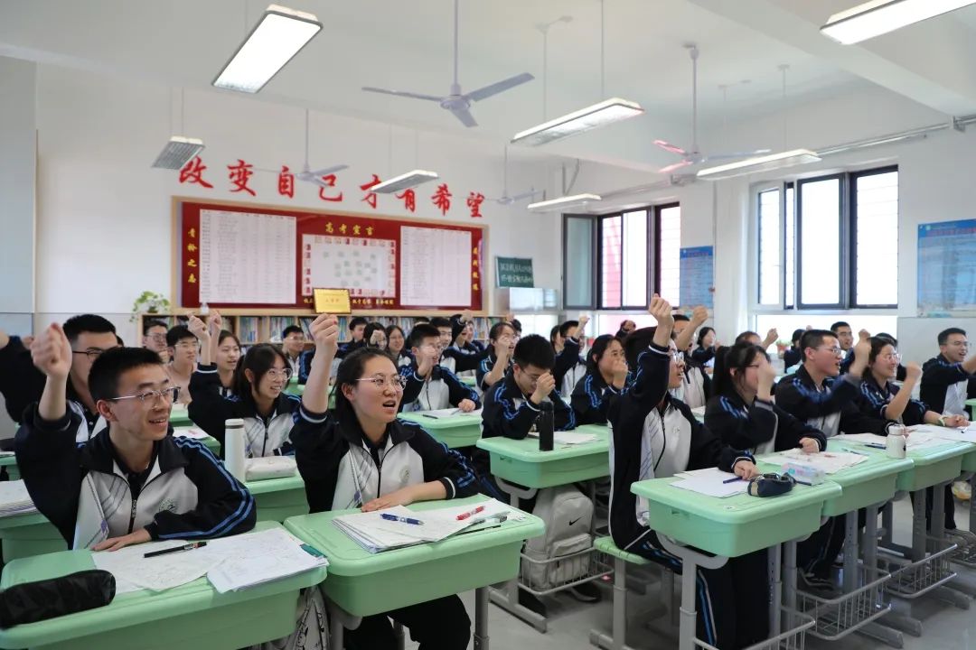 榆林市第十二中学高三学生斗志昂扬 备战高考.jpg