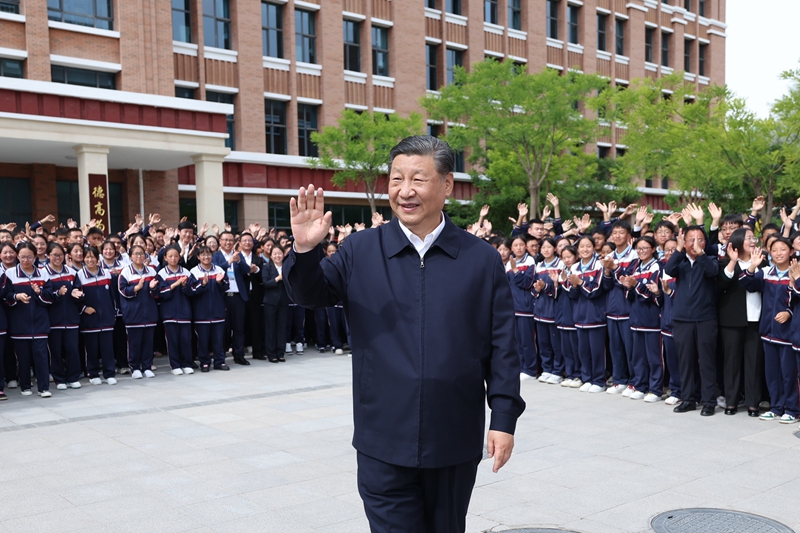 2024年6月18日，習(xí)近平總書記在青海果洛西寧民族中學(xué)考察時(shí)，向師生們揮手致意。