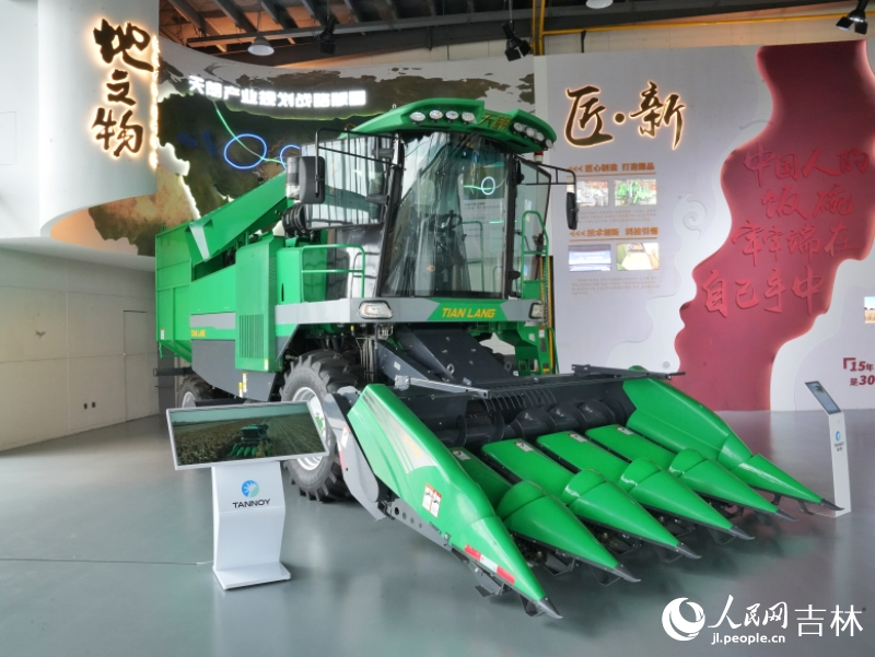 五行玉米收獲機(jī)。人民網(wǎng)記者 李洋攝