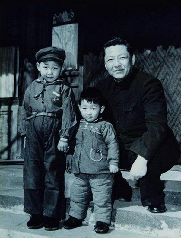 1958年，習(xí)仲勛與兒子習(xí)近平、習(xí)遠(yuǎn)平在一起。