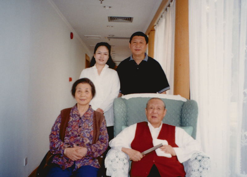 習(xí)近平與夫人彭麗媛同父親習(xí)仲勛、母親齊心的合影。