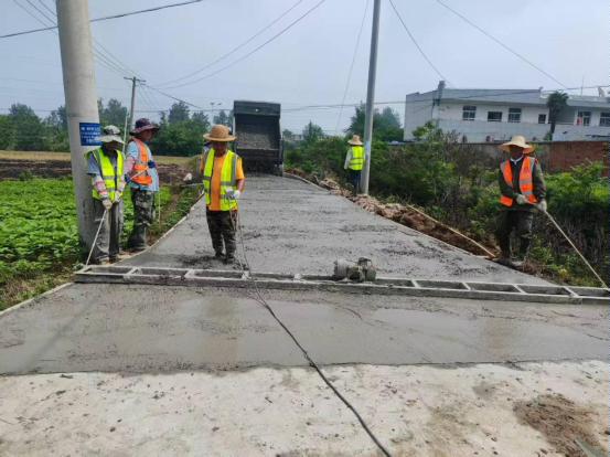廟后路路面澆筑