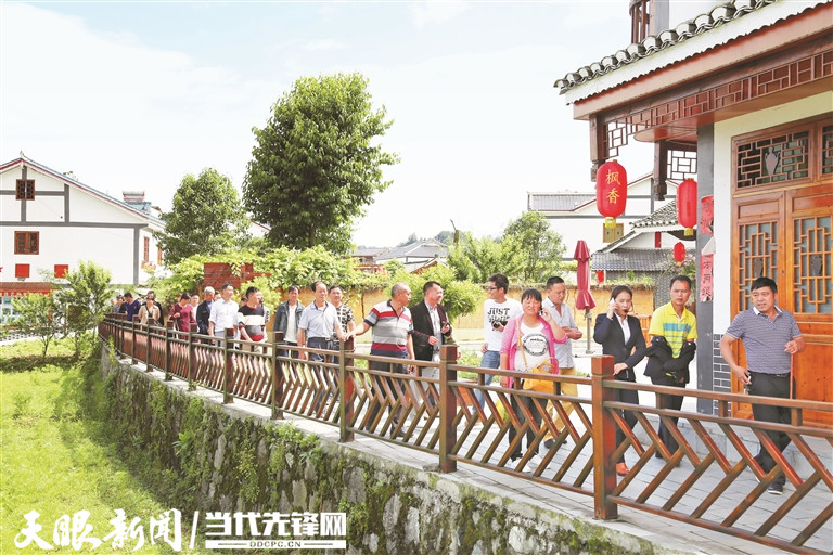 花茂村鄉(xiāng)愁小道上游人如織。 朱小松 攝.jpg