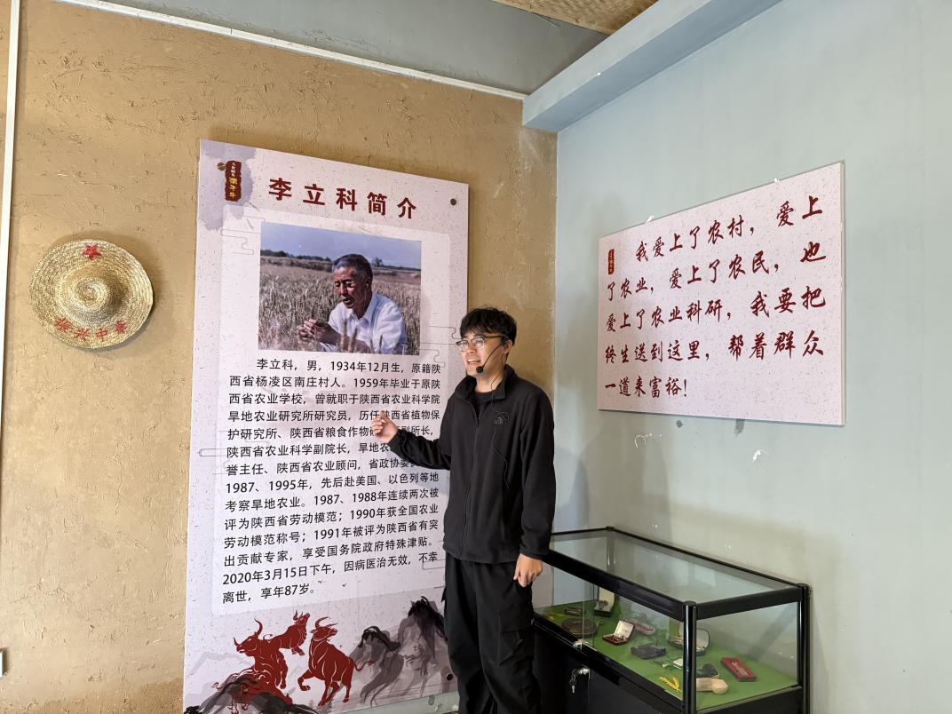 合陽第十四批研究生助力團(tuán)成員馮浩偉在李立科紀(jì)念館擔(dān)任講解員