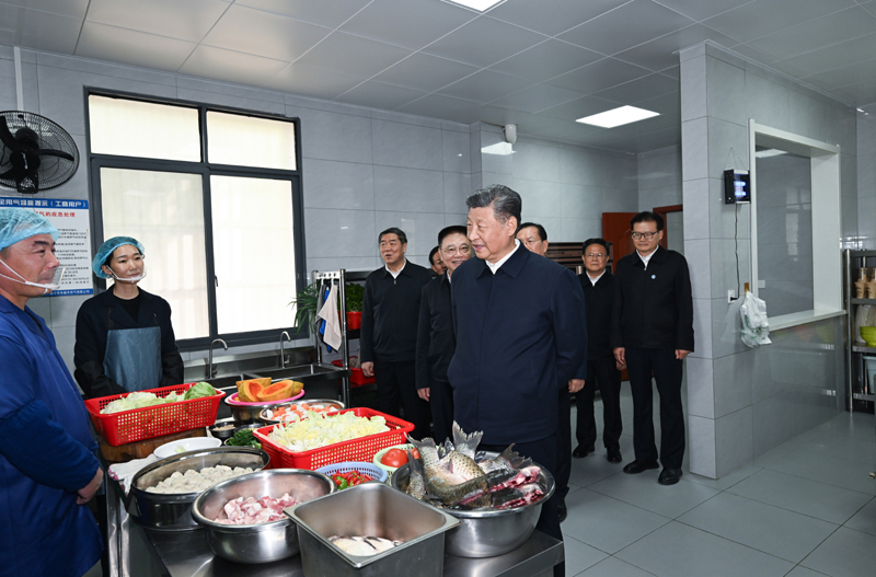 2024年11月5日，習近平總書記在湖北咸寧市嘉魚縣潘家灣鎮(zhèn)四邑村養(yǎng)老服務驛站食堂考察。