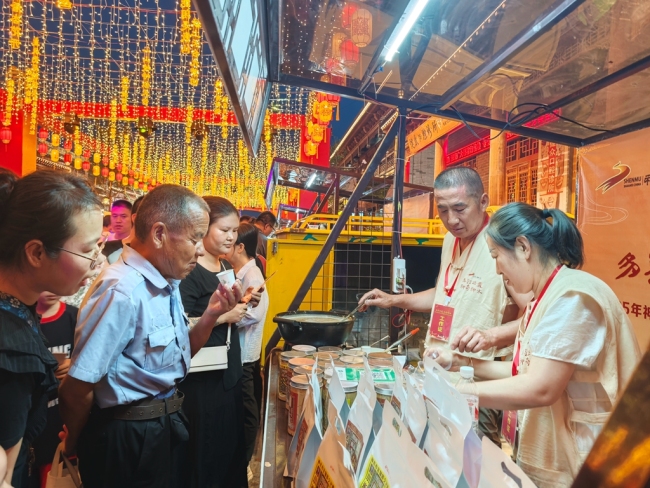 非遺展位聚人氣 神木老城消費(fèi)旺