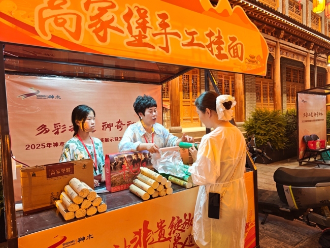 非遺展位聚人氣 神木老城消費(fèi)旺