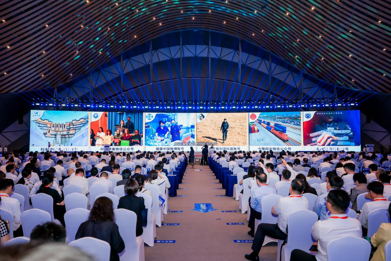 2025年中國網(wǎng)絡(luò)文明大會《走好網(wǎng)上群眾路線百個成績突出賬號推選活動成果》發(fā)布現(xiàn)場。
