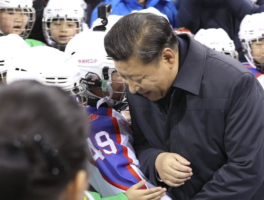 2017年2月24日，習(xí)近平總書記在北京五棵松體育中心考察時同青少年冰球愛好者“撞肩”，表示相互問候。