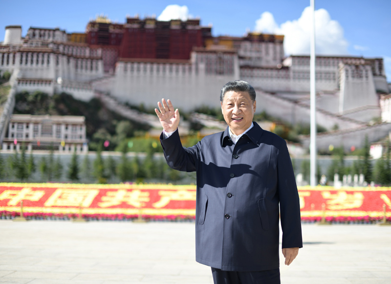 2021年7月22日，習(xí)近平在布達(dá)拉宮廣場(chǎng)考察時(shí)，向游客和當(dāng)?shù)厝罕姄]手致意。