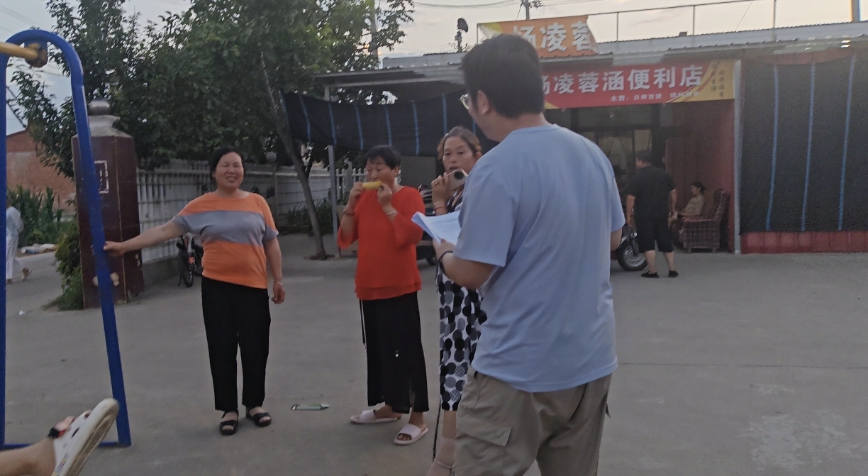 隊(duì)員向村民了解葡萄種植現(xiàn)狀.png