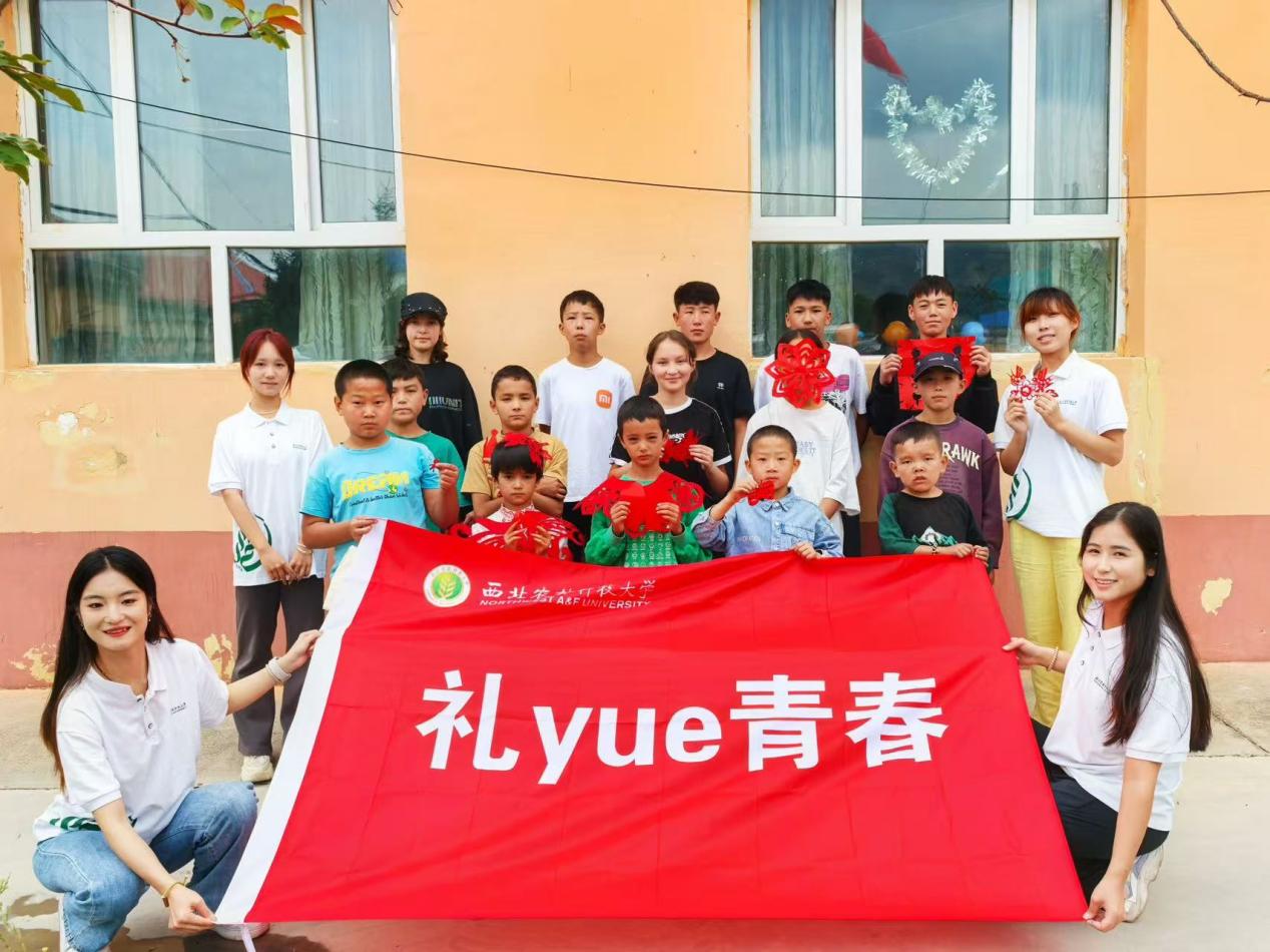 ”礼yue青春“实践队与昭苏县夏特柯尔克孜民族乡孩子们合影