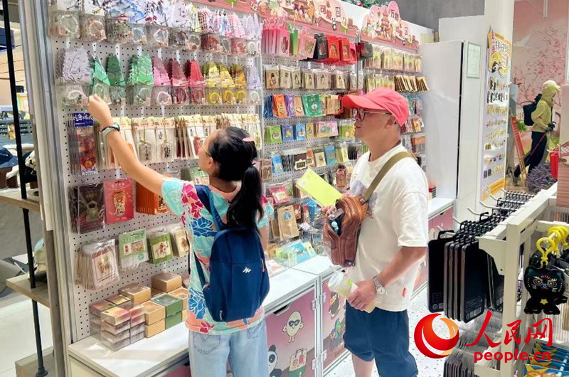 游客在文創(chuàng)店挑選商品。人民網(wǎng)記者 鄒星攝