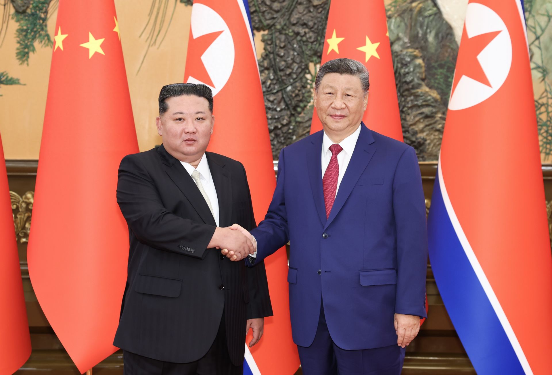 9月4日晚，中共中央總書記、國家主席習近平在北京人民大會堂同來華出席紀念中國人民抗日戰(zhàn)爭暨世界反法西斯戰(zhàn)爭勝利80周年活動的朝鮮勞動黨總書記、國務委員長金正恩舉行會談。