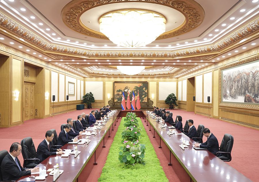 9月4日晚，中共中央總書記、國家主席習近平在北京人民大會堂同來華出席紀念中國人民抗日戰(zhàn)爭暨世界反法西斯戰(zhàn)爭勝利80周年活動的朝鮮勞動黨總書記、國務委員長金正恩舉行會談。