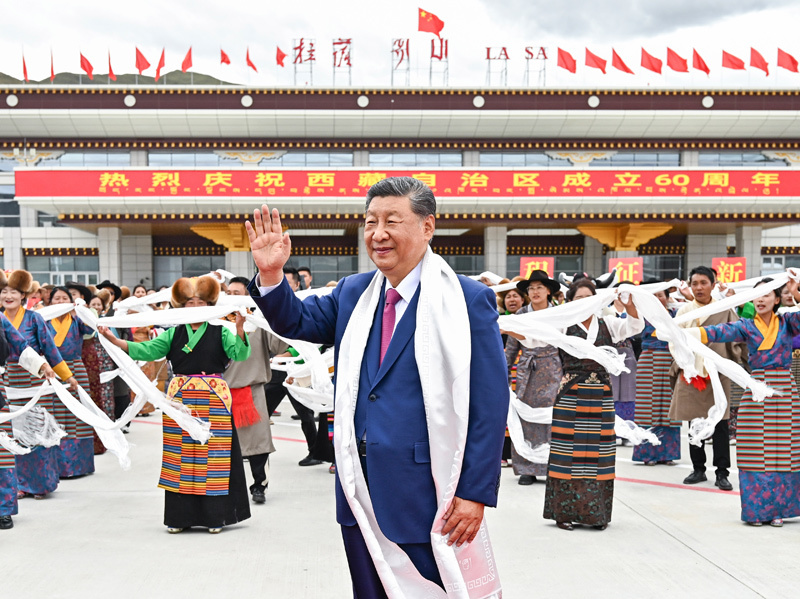 2025年8月20日中午，中共中央總書記、國家主席、中央軍委主席習近平率中央代表團乘專機抵達拉薩，出席西藏自治區(qū)成立60周年慶?；顒印＿@是習近平向歡迎群眾揮手致意。新華社記者 燕雁 攝