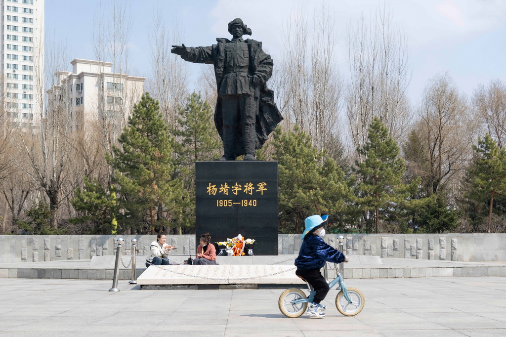 這是2025年4月8日拍攝的哈爾濱市道外區(qū)靖宇街東端的靖宇公園。新華社記者 謝劍飛 攝