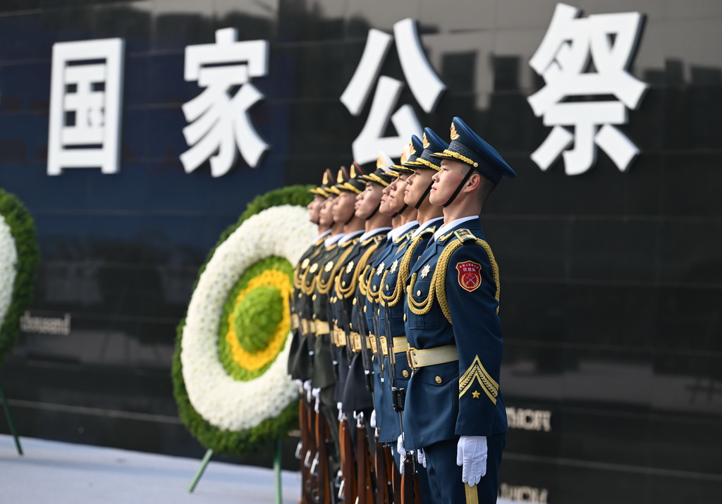 2024年12月13日是第十一個南京大屠殺死難者國家公祭日，南京大屠殺死難者國家公祭儀式在侵華日軍南京大屠殺遇難同胞紀(jì)念館舉行。新華社記者 季春鵬 攝