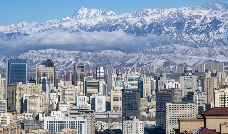 天山腳下的烏魯木齊市城區(qū)一角。