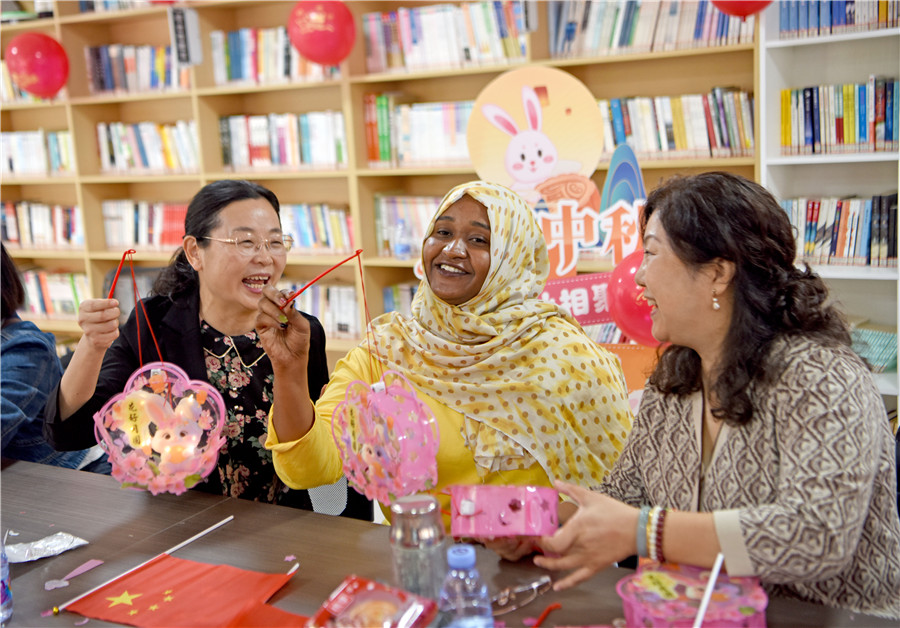 安徽理工大学留学生走进安徽淮南经济技术开发区洛西社区，学习制作中秋灯笼，体验中秋传统文化。