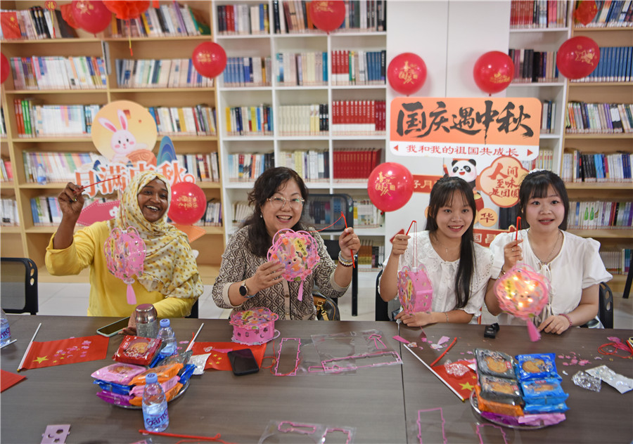 安徽理工大学留学生走进安徽淮南经济技术开发区洛西社区，学习制作中秋灯笼，体验中秋传统文化。