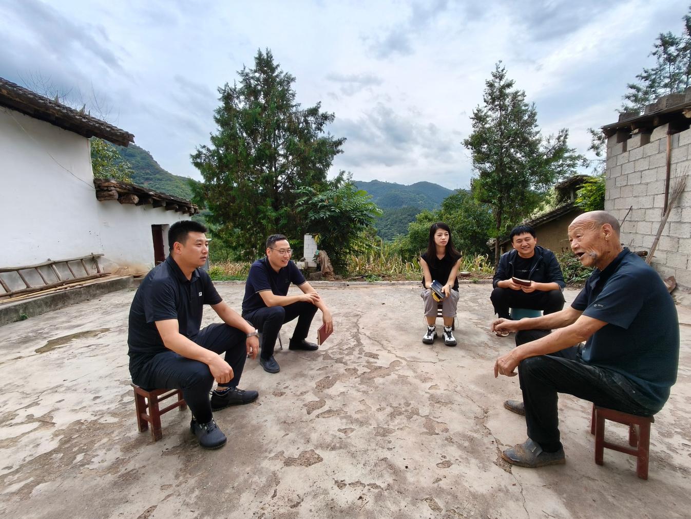 主要负责同志入户走访巩固拓展成果(1)