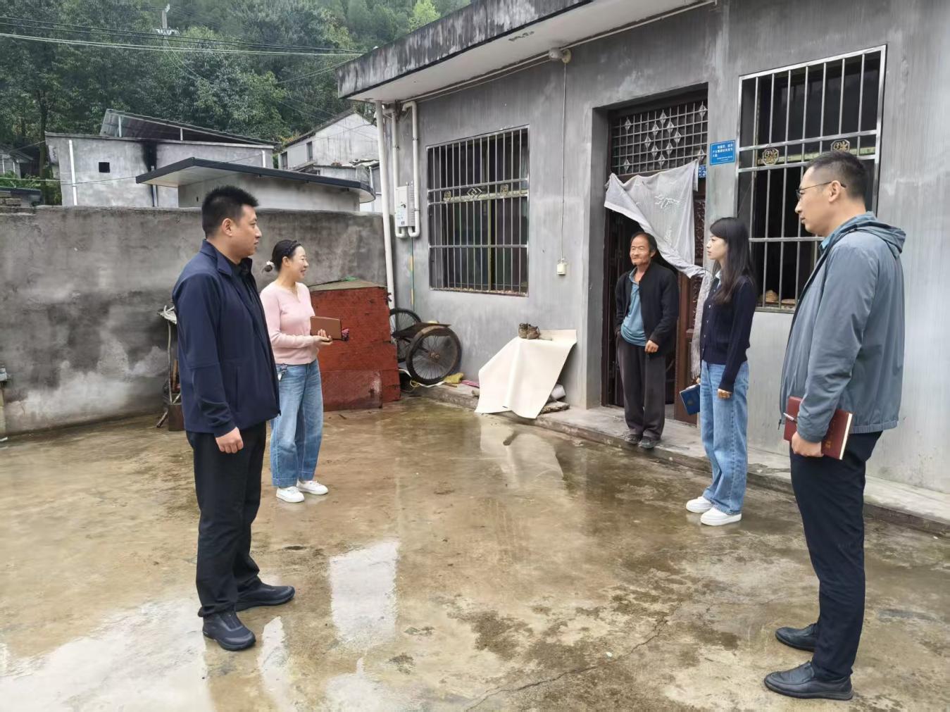 领导走访入户排查关爱督查