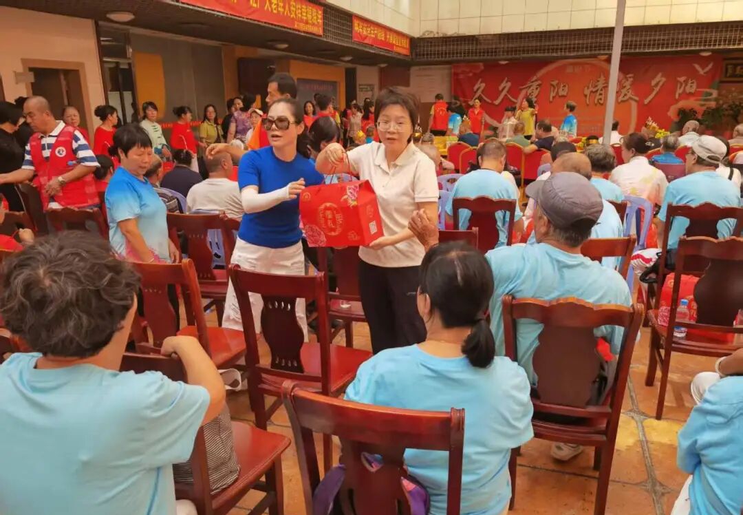 志愿者们为老人送上节日礼品